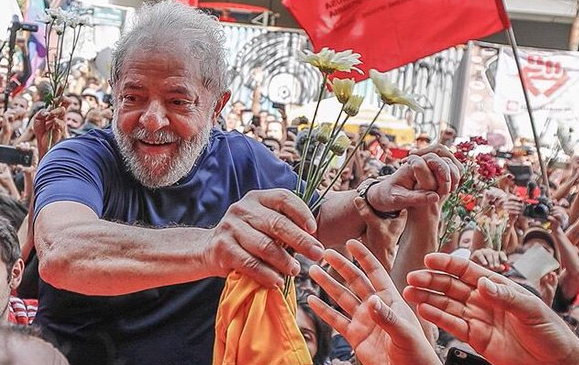 Lula recebe o carinho da multidão